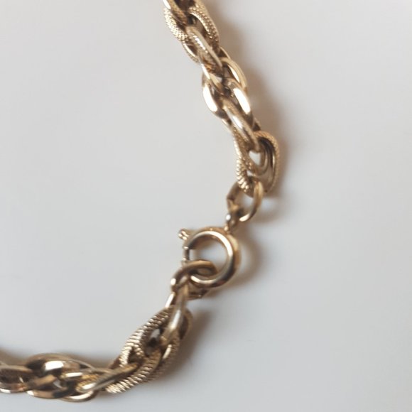 💲5️⃣ in 🛍️of3+  Textured Gold Tone(?) Chain Bracelet - Picture 6 of 7